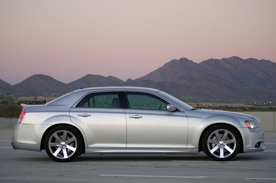  Chrysler 300C SRT8 2012 года  (фото 6 из 100)
